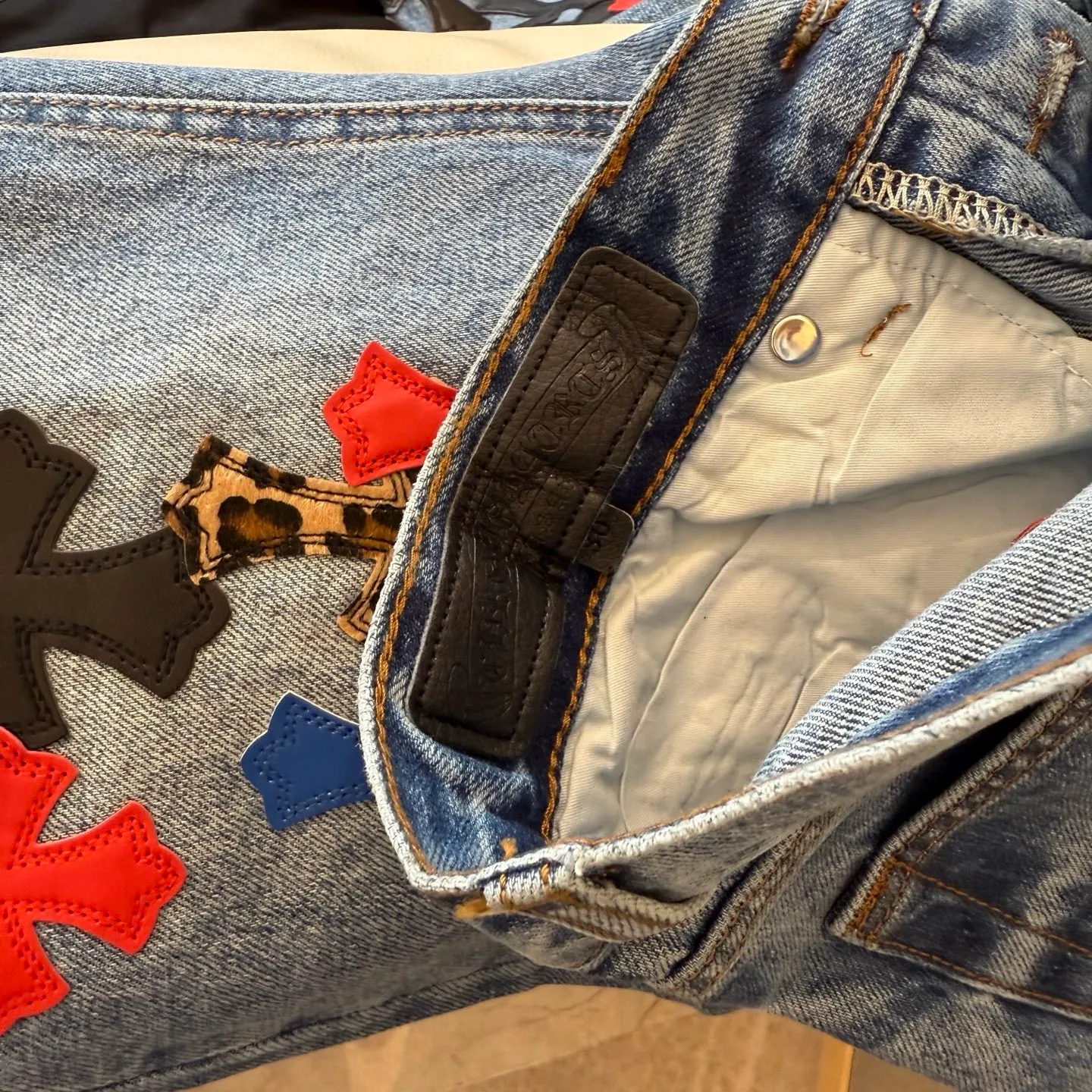 P280 Style number: D329 ChromeHearts Chrome washed blue contrasting patterned leather patch Chino workwear straight pants ceiling-level jeans, a pair is hard to find at the counter‼ ️About Zangyin✅This is an extremely luxurious fashion brand that can also be called the aristocracy of the high street. It has always been an exclusive brand for some hipsters or rich second generations. The color of this model is already very eye-catching by using a unique washed material. It is decorated with pink patch cross flowers, which cleverly highlights the charm of the brand. Secondly, this model adopts a classic high-waist cut design, which highlights the long legs and fashionable temperament of the upper body. The brand is highly recognizable and the slim-fitting configuration is more suitable for daily wear. The personality will be fashionable and the specifications can be seen at a glance. Materials and technology ✅ Needless to say, this point goes without saying. As an excellent craftsman brand, Zangyin's requirements for details and craftsmanship are really perfect. The washed color of this model has gone through a lot of processes, not to mention the embellishment of the denim appliqués. It is also purely handmade and sewn. Just like what they believe in, only handmade things have soul and have the meaning of wearing. A top-notch heavy-duty fashionable denim item, recommended by both hands‼ ️Color #Washed Blue Size #28-36 (s m l Pants opening 22 XXL waist 94 hips 118 pants length 110 pants opening 23